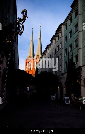 Nikolaikirche (St.-Nikolaus-Kirche) am Ende einer Straße, Berlin, Deutschland Stockfoto