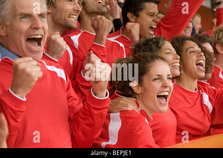 Fans feiern bei Fußballspiel Stockfoto