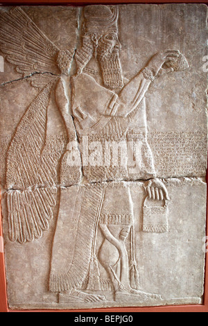 Assyrische Reliefs aus Alabaster, mit geflügelten Götterwesen, Pergamon Museum, Berlin, Deutschland Stockfoto