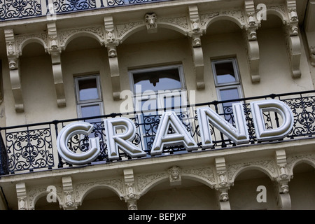 Gesamtansicht der wichtigsten Zeichen des Grand Hotels auf der Vorderseite des Gebäudes in Brighton, East Sussex, UK. Stockfoto