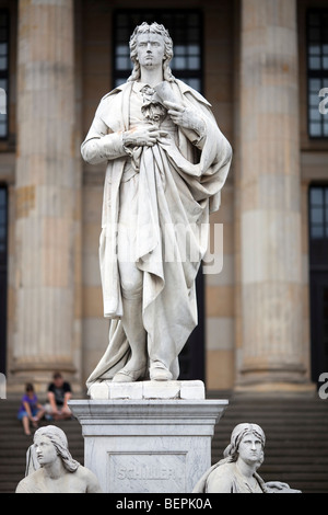 Friedrich-Schiller-Denkmal vor dem Konzerthaus am Gendarmenmarkt, Berlin, Deutschland Stockfoto