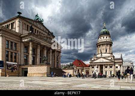 Das Konzerthaus (links) und dem französischen Dom (Franz Sische Dom, rechts), am Gendarmenmarkt, Berlin, Deutschland Stockfoto