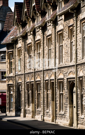 Reihe von terrassenförmig angelegten Steinhütten, Cirencester, Gloucestershire, UK Stockfoto