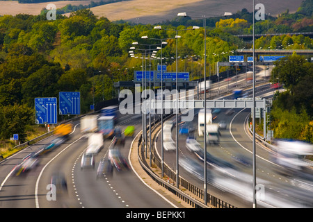 M25 Autobahn Ausfahrt 7 (M23) in der Nähe von Godstone Surrey England Stockfoto