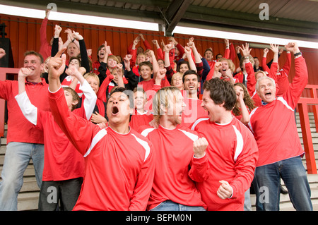 Gruppe von Fußball-Fans feiern Stockfoto