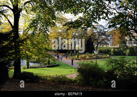 Springbrunnen und Teich in Pavilion Gardens Buxton Derbyshire UK Stockfoto