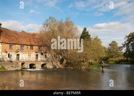 ein Fischer ein Herbstmorgen Fischerei in den Mühlenteich auf den Strandwiesen in Salisbury Stockfoto