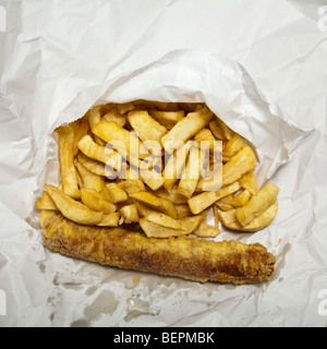 Nehmen Sie Wurst oder Schweizerkäse und Chips in weißes Papier eingewickelt Weg. Stockfoto