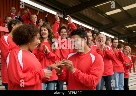 Heiratsantrag bei Fußballspiel Stockfoto