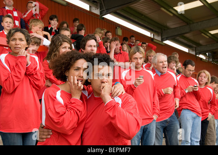 Nervös Fans bei Fußballspiel Stockfoto