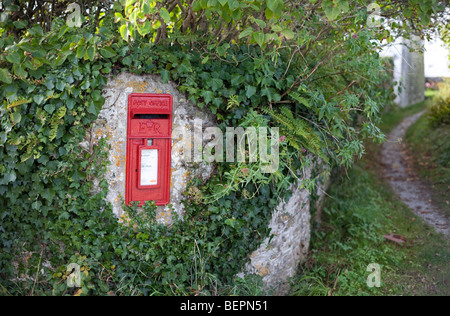 Eine ländliche Briefkasten an einer Wand in einen Feldweg in Cornwall UK Stockfoto