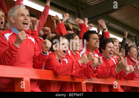 Fans feiern bei Fußballspiel Stockfoto