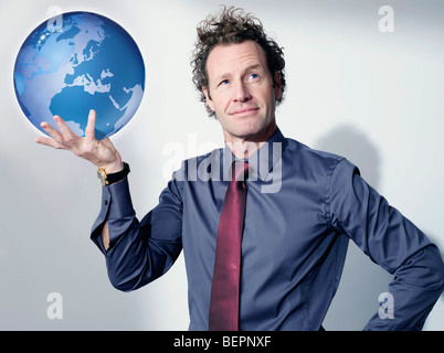 Business-Mann hält Globus Stockfoto