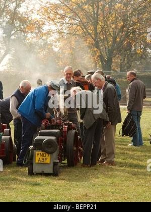 ein Ingenieur erklärt die Details der Zugmaschine eine arbeiten-Modell, eine Gruppe von Enthusiasten Stockfoto