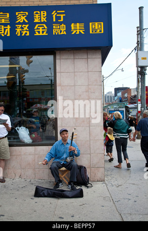 Kanada, Chinatown in Toronto, Ontario. Bunter Markt im freien Musiker an der Straßenecke der chinesischen Geschmack Stockfoto