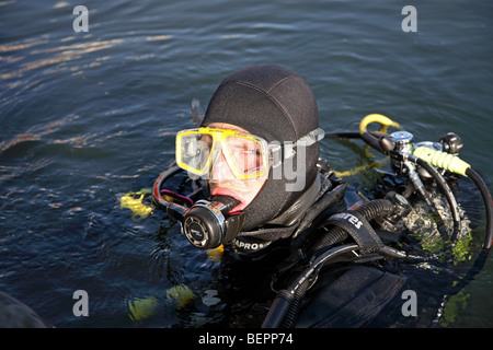 Taucher in der Oberfläche bereit für einen Sprung ins Meer einen sonnigen Herbstnachmittag Stockfoto