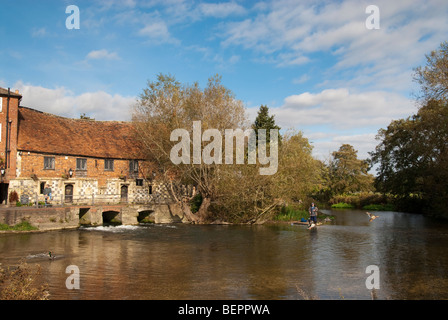 ein Fischer ein Herbstmorgen Fischerei in den Mühlenteich auf den Strandwiesen in Salisbury Stockfoto