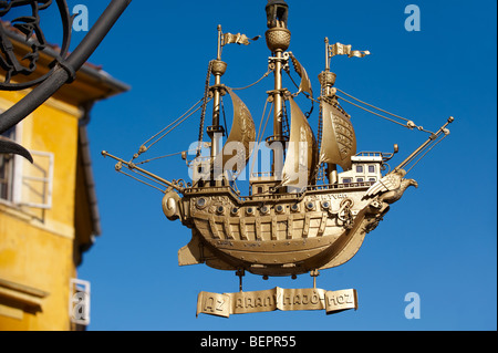 Das goldene Schiff Zeichen erstellt von Bandi Schima 1938 - (Győr) Györ Ungarn Stockfoto