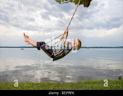 Junge auf Schaukel Stockfoto