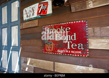 Brooke Bond Tea. 1950s British Anzeige eines alten Metall Brooke Bond Tea Sign. Stockfoto