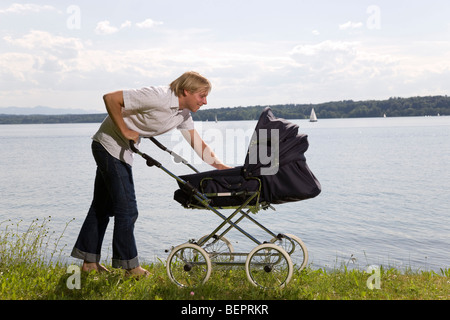 Vater drängen Baby im Kinderwagen Stockfoto