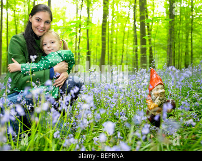 Mutter und Tochter neben Gartenzwerg Stockfoto