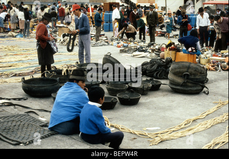 Große Körbe aus recycelten Autoreifen in Ecuador Markt zu verkaufen. Stockfoto