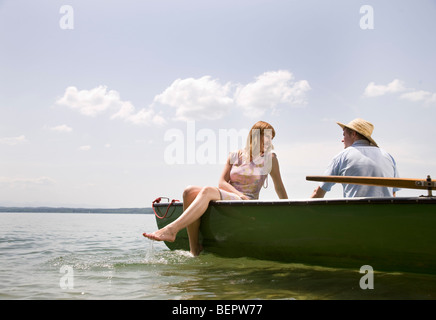 Mann, eine Frau im Ruderboot am See Stockfoto