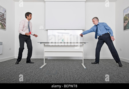 Business-Männer Tischtennis spielen Stockfoto