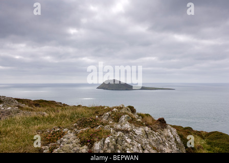 Blick auf Bardsey Island vom Braich-Y-Pwll, Llyn Halbinsel, Wales. Stockfoto