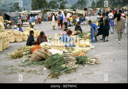 Pflanzliche Verkäufer im ecuadorianischen lokalen Markt. Stockfoto