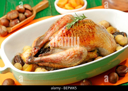 Perlhuhn mit Kastanien. Rezept zur Verfügung. Stockfoto