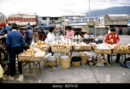 Brot-Verkäufer im Hochland Ecuadors Markt. Stockfoto