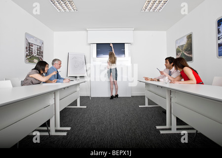 (Blooper) Präsentation im Tagungsraum Stockfoto