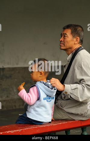 Besucher an einem Sonntag Morgen in Tiantan Park, Beijing CN Stockfoto
