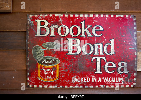 Brooke Bond Tee. Britische Werbung der 1950er Jahre auf einem alten metallenen Brooke Bond Tea-Schild. Stockfoto