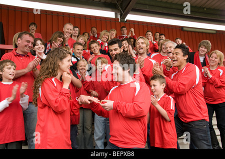 Heiratsantrag bei Fußballspiel Stockfoto