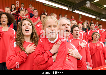 Fans singen die Hymne bei Fußballspiel Stockfoto