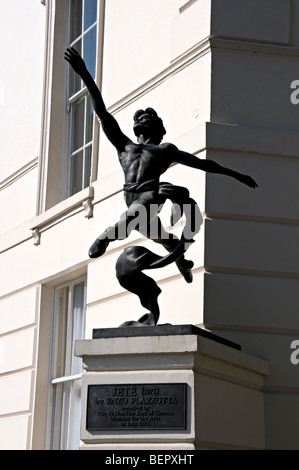 Jete, Bronze-Skulptur von Enzo Plazzotta, Millbank, London Stockfoto