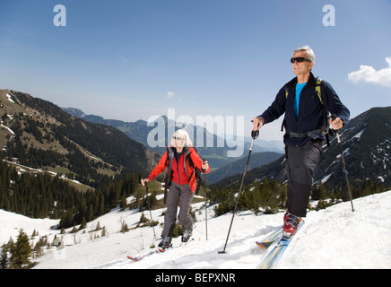 Älteres Paar auf Skitour in Bergen Stockfoto