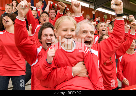 Fans feiern bei Fußballspiel Stockfoto