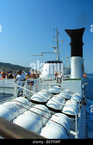 Aufblasbare Rettungsinseln in hartschaligen Kanistern auf einer Fähre, Kroatien Stockfoto