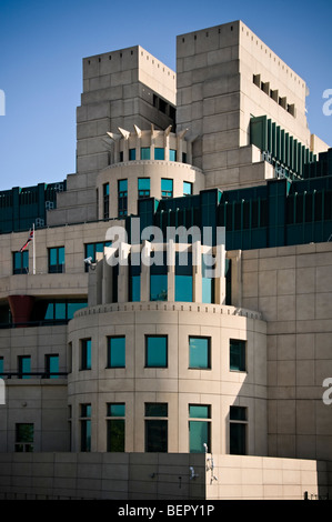 Secret Intelligence Service, MI6, Vauxhall Cross, London, von Vauxhall Bridge gesehen Stockfoto