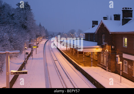 Otford Bahnhof im Winter bei Einbruch der Dunkelheit, keine Züge fuhren an diesem Tag. Es gibt sogar Schnee auf den Strecken Stockfoto