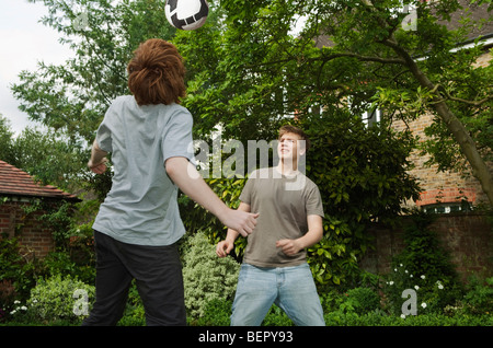 Jungen Fußball spielen Stockfoto