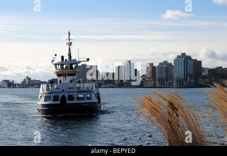 Blick von Halifax Harbour von der Dartmouth-Seite mit Fähre im Vordergrund Stockfoto