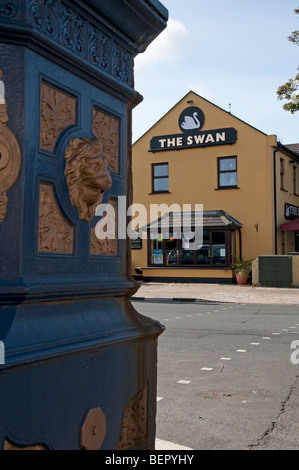 Der Schwan Gastwirtschaft, Ramsey, Isle Of Man, mit Details der Löwenkopf auf Statue im Vordergrund. Stockfoto