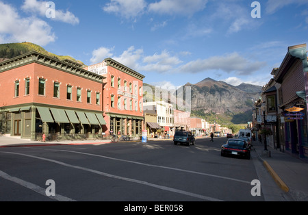 Die Hauptstraße durch Telluride, Colorado im September Licht. Stockfoto