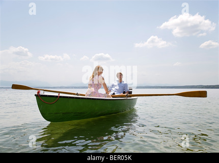 Frau und Mann Ruderboot am See Stockfoto