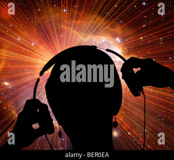 junge Frau Disk Jockey tragen Kopfhörer an explosive Lichtshow Stockfoto